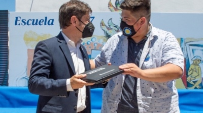 Kicillof y Vila entregaron netbooks para estudiantes de La Matanza 
