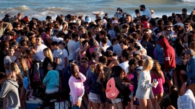 El municipio impone más controles para evitar las fiestas en las playas