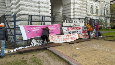 Vecinos de El Rincón reclaman frente a la Municipalidad