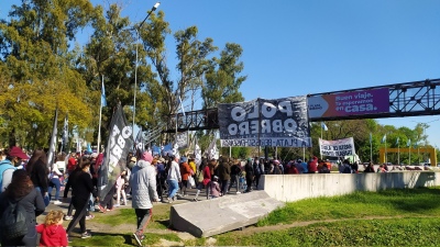 Agrupaciones sociales bloquearon el acceso a la Autopista Buenos Aires - La Plata
