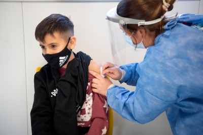 Pediatras insisten en la necesidad de avanzar con la vacunación antes del inicio de clases