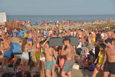 Contagios en la playa: "No nos vamos a aislar porque ya pagamos todo"