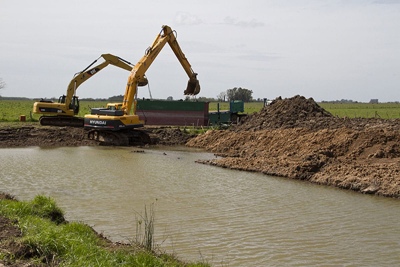 Provincia suscribió un convenio para financiar obras en la cuenca del Río Salado