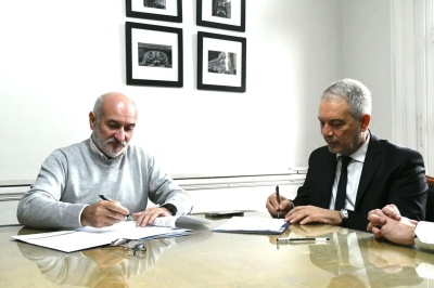 Julio Alak firmó un convenio con la Universidad Nacional del Centro