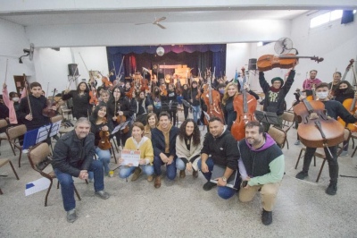 Cardozo entregó instrumentos musicales a los alumnos de la Orquesta Escuela