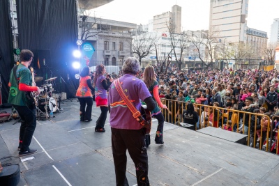 En el día de las Niñeces se llenó la Plaza Seca del Teatro Argentino