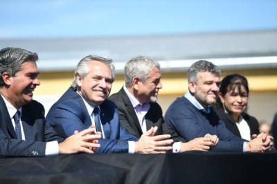 Fernández entregó viviendas y criticó la gestión de Macri