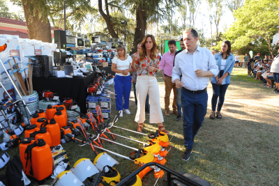 Gray y Tolosa Paz entregaron maquinarias a 125 emprendedores