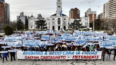 Castagneto encabezó un abrazo simbólico en Plaza Moreno "por un Municipio de brazos abiertos"