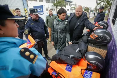 La Intendenta de Quilmes entregó material de trabajo a efectivos del escuadrón motorizado