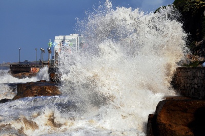 Prefectura Naval alertó por olas de casi tres metros de altura en la costa