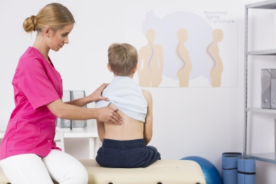 Kinesiólogos cuidan la salud postural en las infancias