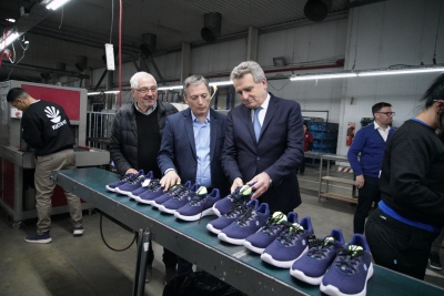 Rossi y Gray recorrieron la fábrica de la empresa Kioshi Footwear