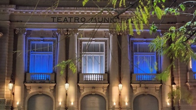 El Teatro Municipal de Bahía Blanca, iluminado con los colores de la bandera de Israel