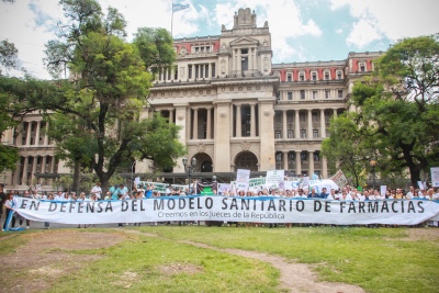 Farmacéuticos y estudiantes marcharon contra el DNU y en defensa de la salud