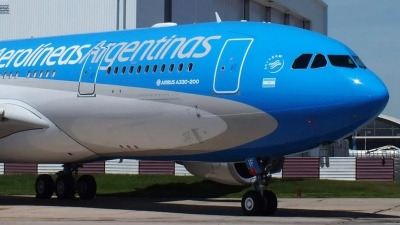 Aerolíneas Argentinas anunció la suspensión de vuelos y más de 70 despidos