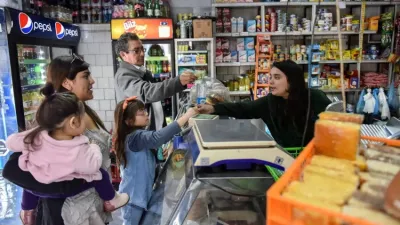 Gestión Milei: Los alimentos aumentaron casi un 100% en los barrios populares