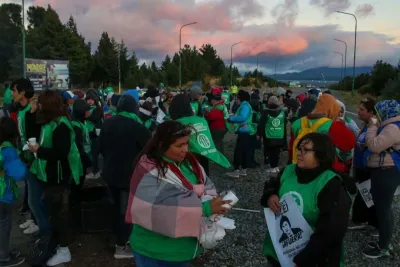 ATE bloquea el aeropuerto y caminos de Bariloche ante la llegada de Milei