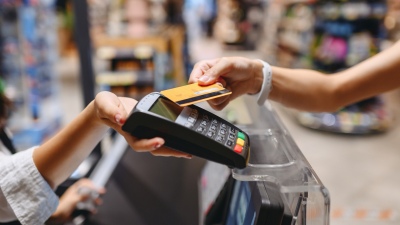 Cada vez más familias recurren a tarjetas de crédito para comprar en el supermercado
