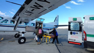 Exitosa aeroevacuación de una niña con daño renal agudo desde Bariloche a La Plata