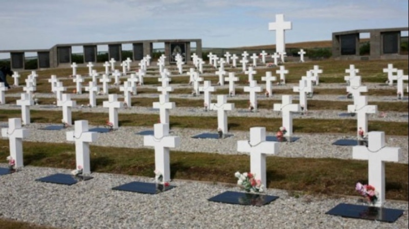 Argentina y Reino Unido acordaron nuevas identificaciones a soldados caídos en Malvinas