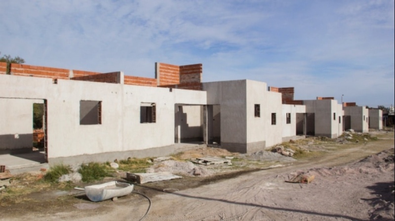 Con una inversión de 37 millones de pesos, avanzan las obras de viviendas en Pigüé