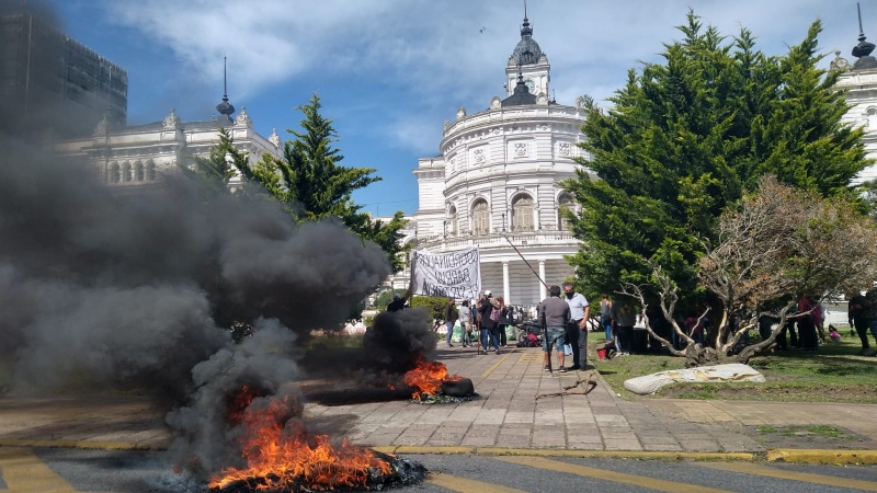 Vecinos del barrio Puente de Fierro reclaman frente al municipio