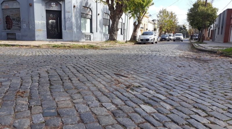 Vecinos repudiaron la ordenanza que habilita seguir asfaltando las calles adoquinadas