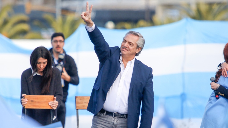 Alberto Fernández encabeza el acto por el Día de la Bandera