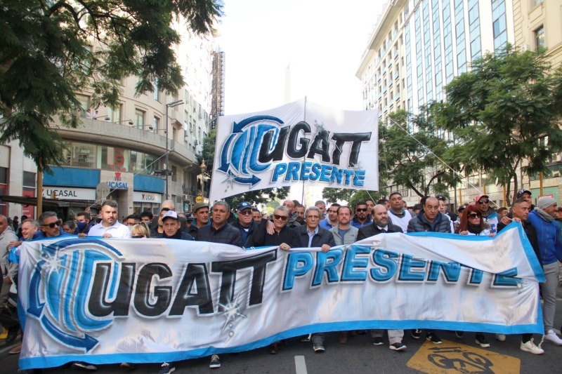 La UGATT encabeza un paro nacional de transporte y solicitó un bono de $50.000