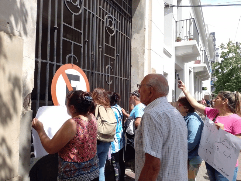 Olavarria: Quejas y manifestaciones por cortes de luz que ya llevan una semana