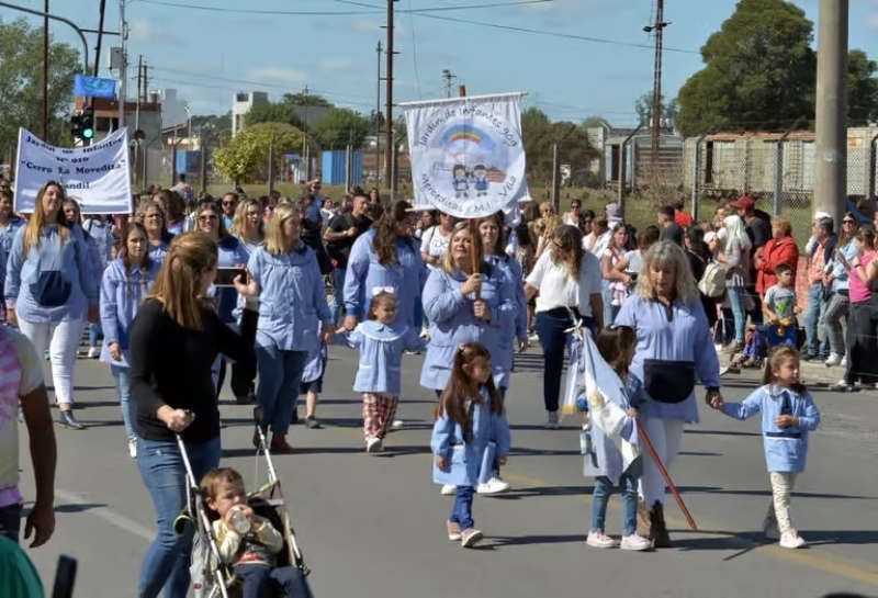 La ciudad celebra su bicentenario con desfile y show de la Sole