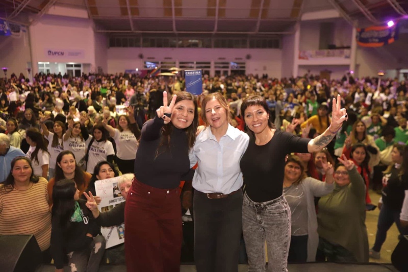Florencia Saintout encabezó un acto con mujeres en modo candidata