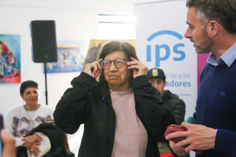 El IPS y la fundación del Banco Provincia hicieron entrega de anteojos a jubilados