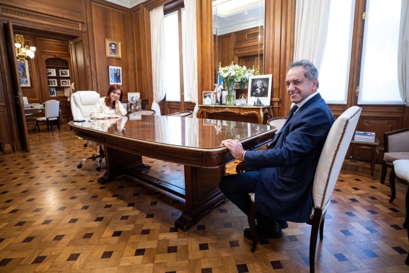 Tras bajar su candidatura, Scioli se reunió con la Vicepresidenta