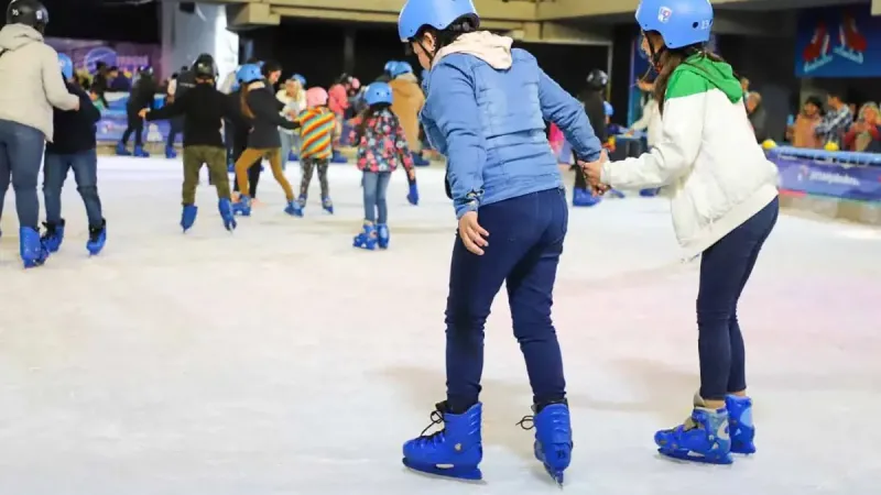 El Municipio inauguró una pista de patinaje sobre hielo gratuita