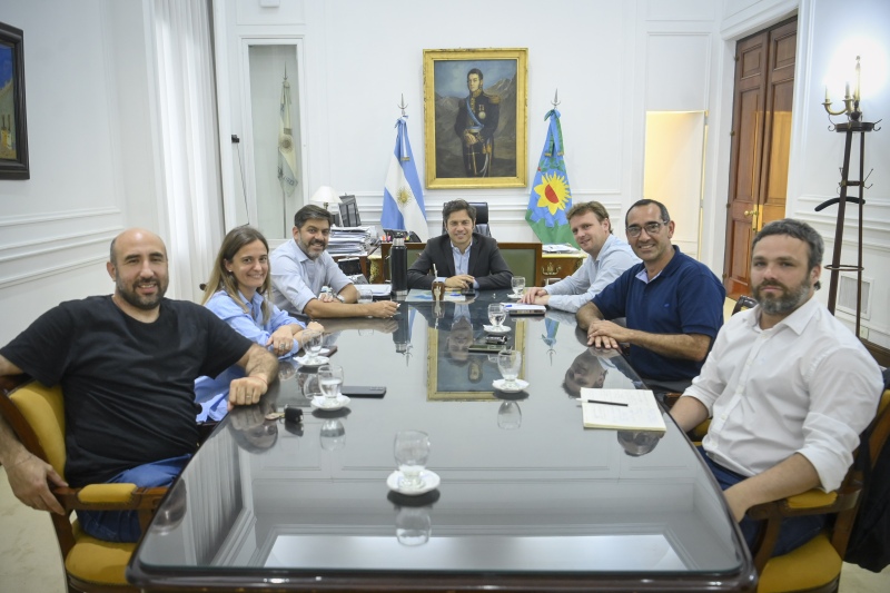 Tras el batacazo, Kicillof recibió a los intendentes electos de Azul y Olavarría