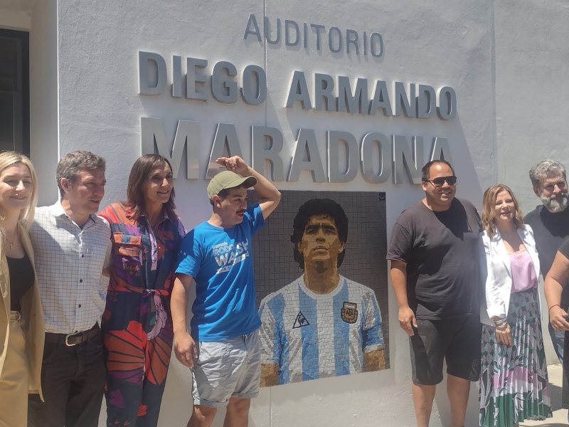 A tres años de su muerte, la UNLP inauguró un mosaico de Maradona