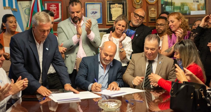 Secco firmó el acta de su nuevo mandato y jura ante los vecinos de Ensenada
