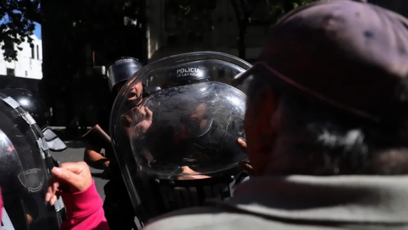 Marcha en Plaza de Mayo: Cordones policiales generan momentos de tensión