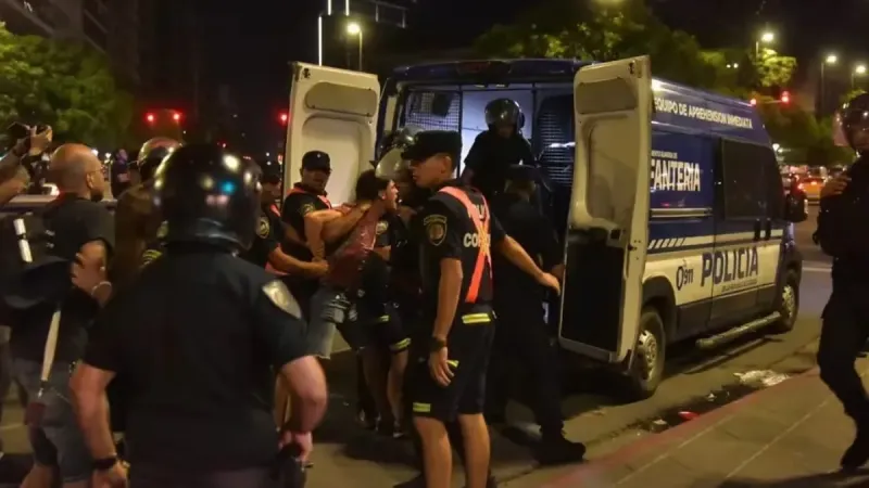 Brutal represión de la Policía de Córdoba en la movilización contra el DNU de Milei