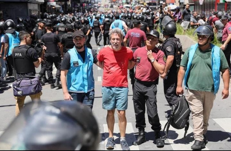 Dura represión policial cuando desconcentraba la marcha de la CGT: Hay detenidos