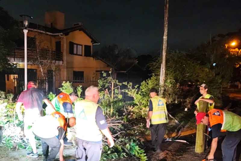 Sin heridos ni evacuaciones, Espinoza lideró el operativo de emergencia tras la tormenta