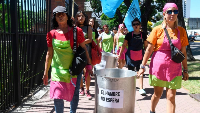 Somos Barrios de Pie protesta frente a la Quinta Presidencial por la falta de alimentos en comedores