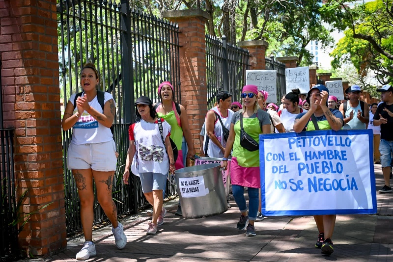 La agrupación Barrios de Pie comenzó una vigilia frente a la Residencia de Olivos