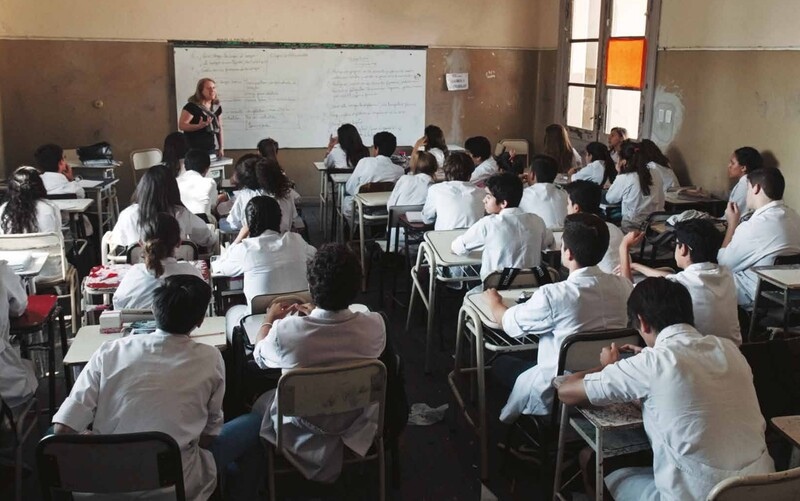 Mega DNU: La reforma de Milei que permitiría publicidad privada en las escuelas públicas