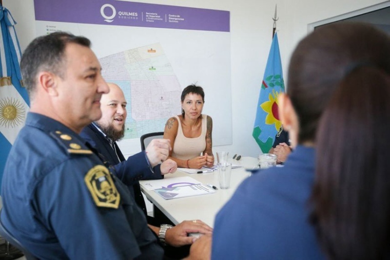 Mayra Mendoza se reunió con los nuevos jefes policiales