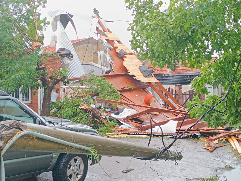 Un fuerte temporal de granizo y viento arrasó la ciudad balnearia de Miramar