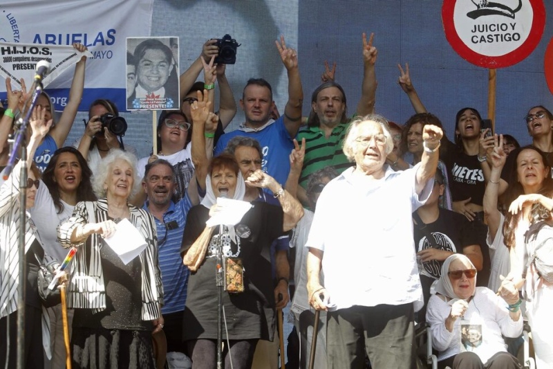 Una multitud colmó la Plaza de Mayo para enfrentar al gobierno negacionista de Milei