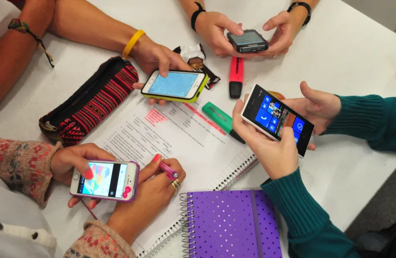 Presentan proyecto de ley para restringir el uso de celulares en escuelas primarias